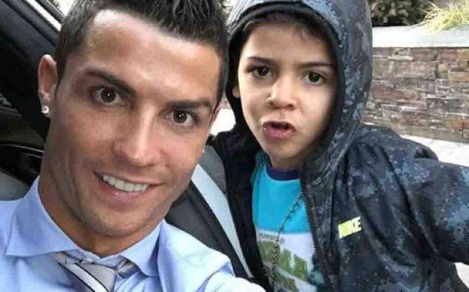 Ronaldo se dedicó a dibujar un corazón en una ventana que estaba empañada por el calor del local, añadiendo: 'tú, yo, beso' ('Me, you, kiss'). Luego pasaron la noche juntos y en ese encuentro nació el pequeño.