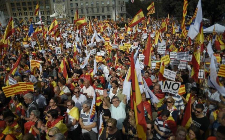 Grupos de hinchas de fútbol se enfrentaron luego brevemente en el centro de la ciudad, informó la policía regional catalana, los Mossos d'Esquadra.