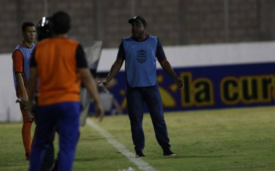 El entrenador tico Hernán Medford expresó su molestia con el arbitraje.