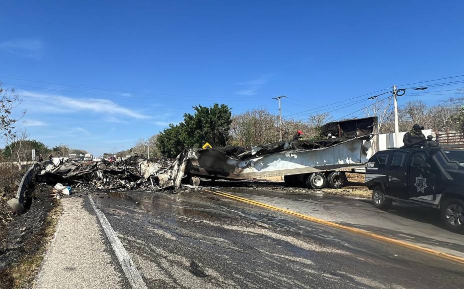 Un enfrentamiento entre carteles del narcotráfico dejó este lunes vehículos incendiados y bloqueos carreteros en Chiapas, estado de la frontera sur de México, sobre la carretera de Tuxtla Gutiérrez a Ocozocoautla. 