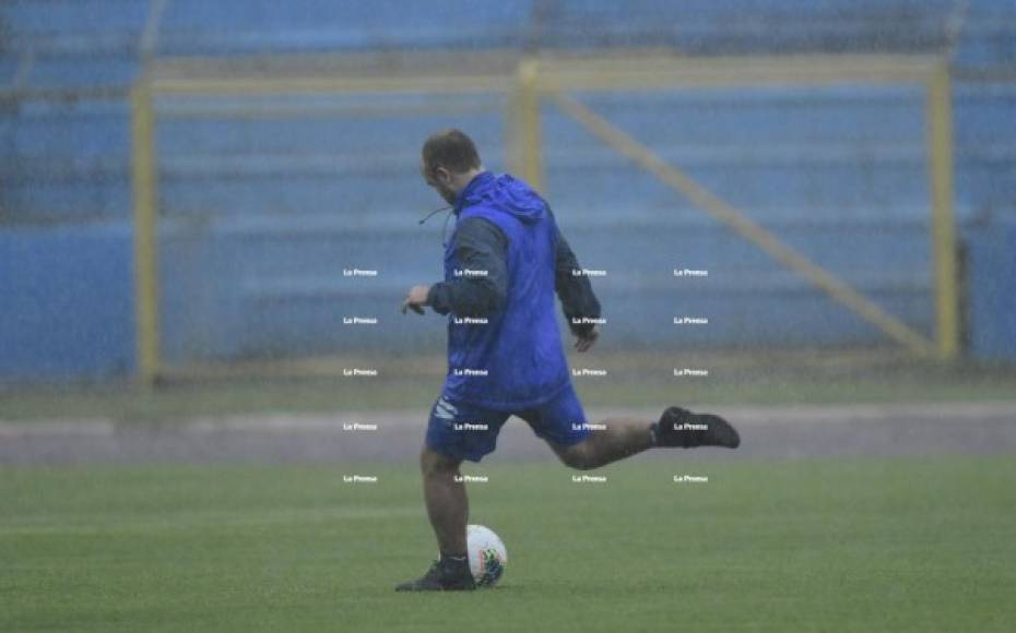 El preparador físico de la Selección, Sebastián Urrútia, salió a probar el césped del estadio Olímpico pero la lluvia impidió que entrenara la Bicolor.