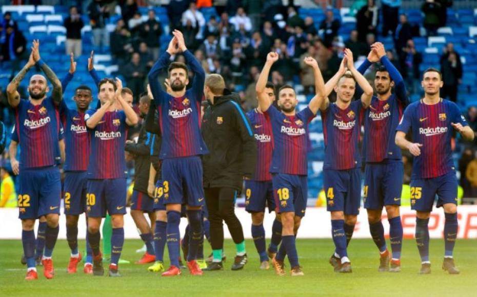 Los jugadores del Barcelona celebraron la victoria en el campo y agradecieron el apoyo de los aficionados que fueron al Bernabéu.
