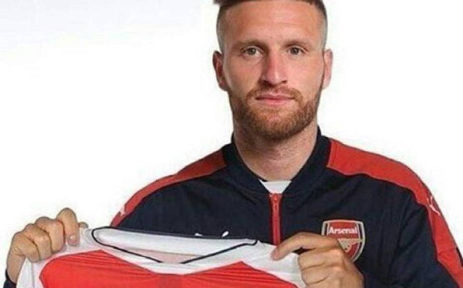 Shkodran Mustafi firmará dentro de unas horas con el Arsenal FC. El club londinense ha llegado a un acuerdo de compra por el defensa alemán con el Valencia CF. El coste de la operación ha sido de 41 millones de euros.