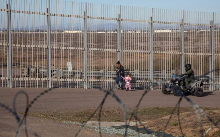 Su destino es incierto, y de momento se desconoce si las autoridades han separado a los niños de sus padres al ser trasladados a centros de detención.