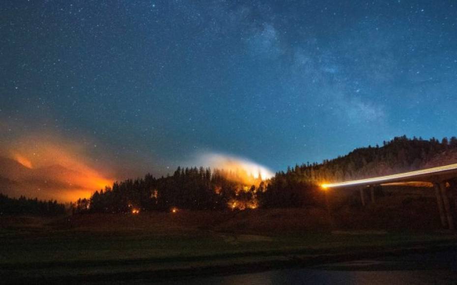 El fuego, que se inició por un rayo, cumple ya una semana activo, dijo un servicio de alerta de incendios del gobierno canadiense.