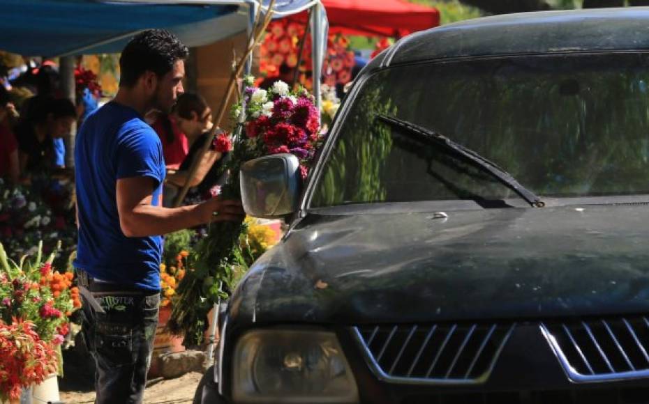 La venta de flores es uno de los negocios más rentables del día, aunque no es el único que ayuda a muchos a sobrellevar la situación económica.