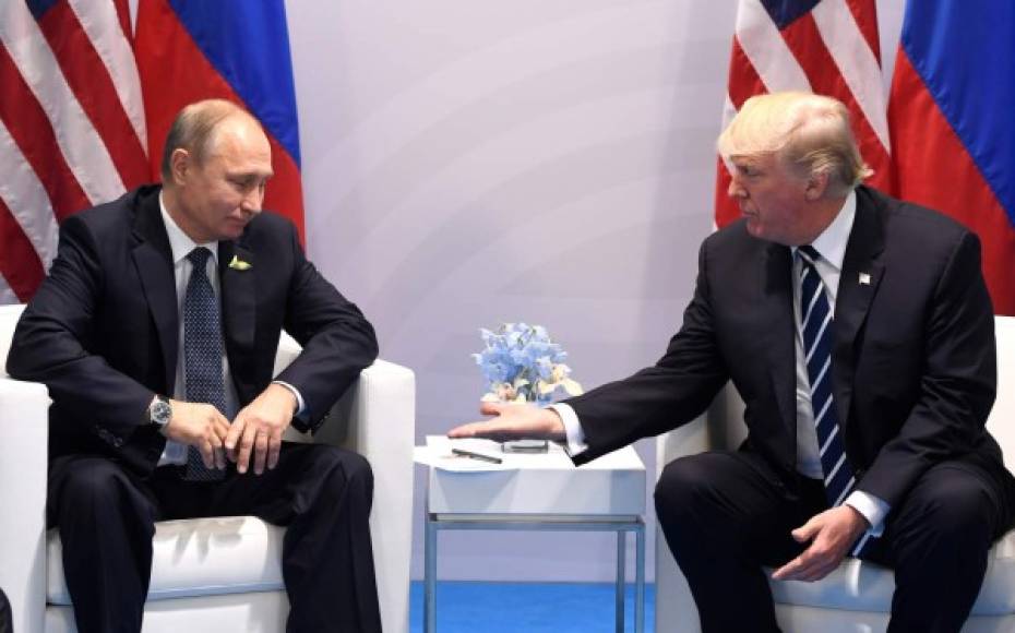 Luego, sostuvo su primera reunión con Vladimir Putin, en un contexto marcado por la investigación sobre la presunta injerencia rusa en las elecciones presidenciales estadounidenses.