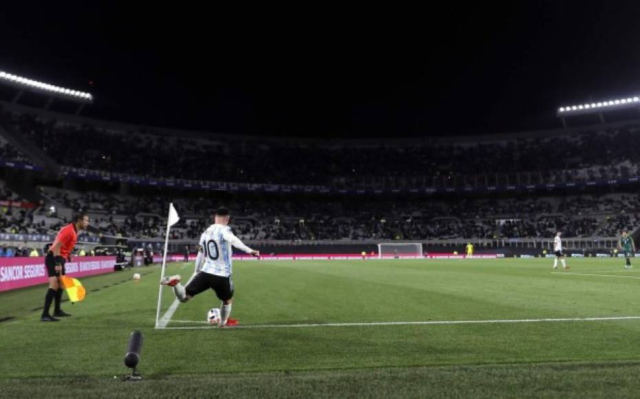 Espectacular imagen de Messi cobrando un córner en el partido contra Bolivia.