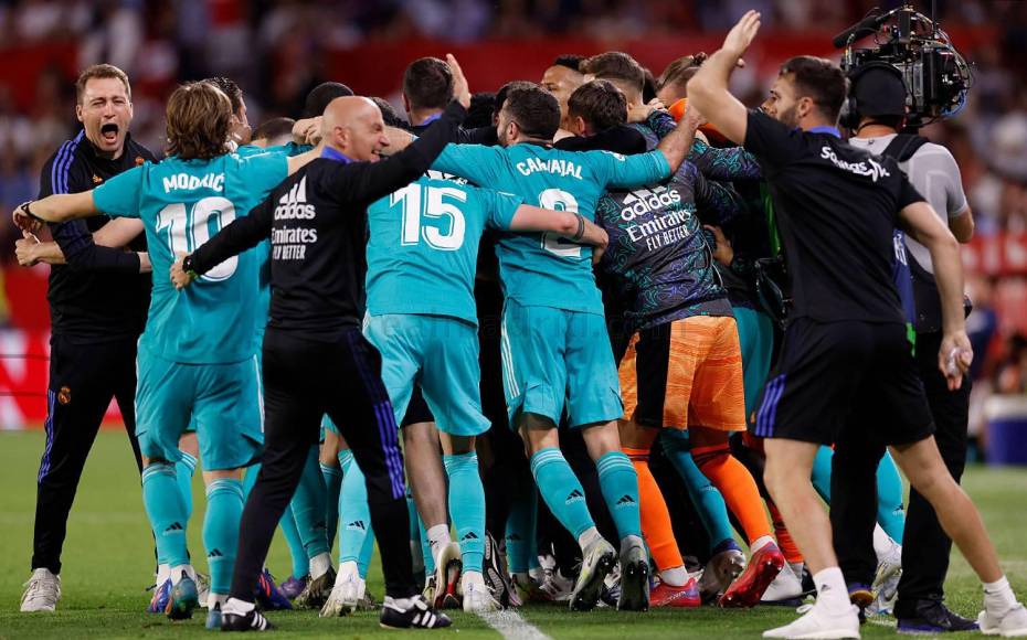 Jugadores y cuerpo técnico del Real Madrid celebrando el gol de la remontada de Benzema.