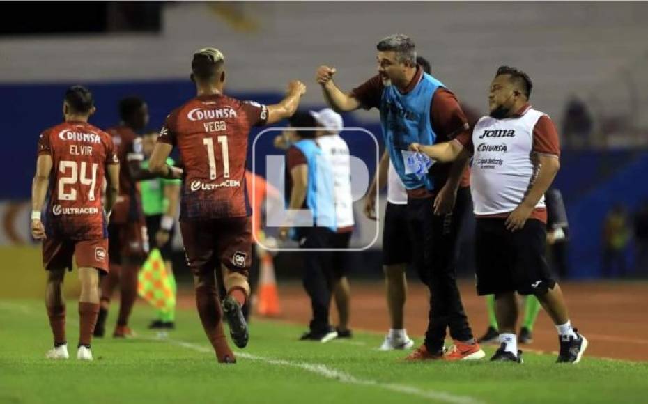 Marco Tulio Vega fue felicitado por su entrenador Diego Vázquez tras el gol.