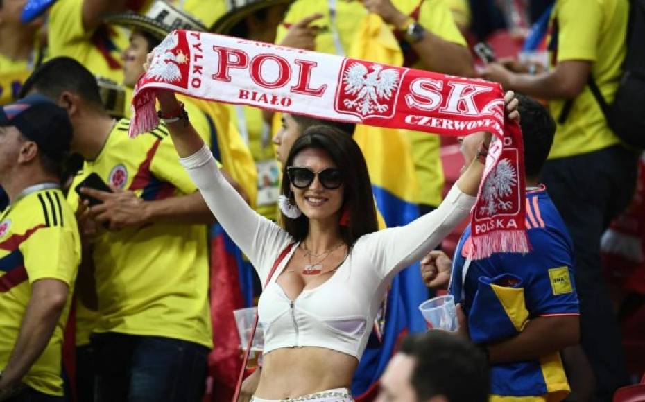 Una sexy aficionada de Polonia, entre seguidores colombianos.