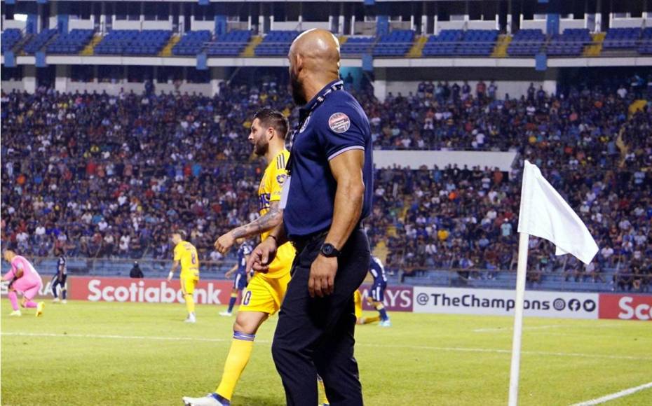 André-Pierre Gignac siguió caminando hasta el dugout de Tigres, fue acompañado por este guardaespaldas del Motagua.