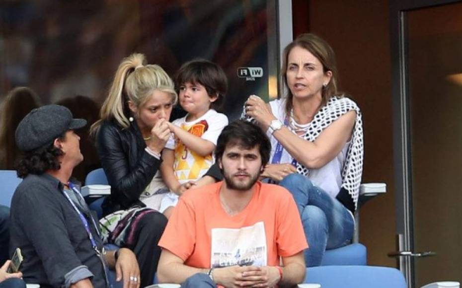 Carlos Vives tuvo que apoyar a Shakira para consolar a Milan.