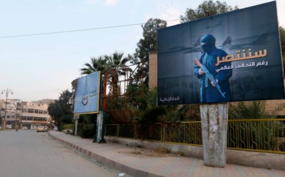 La publicidad de los yihadistas ha suplantado los afiches comerciales en toda la ciudad.