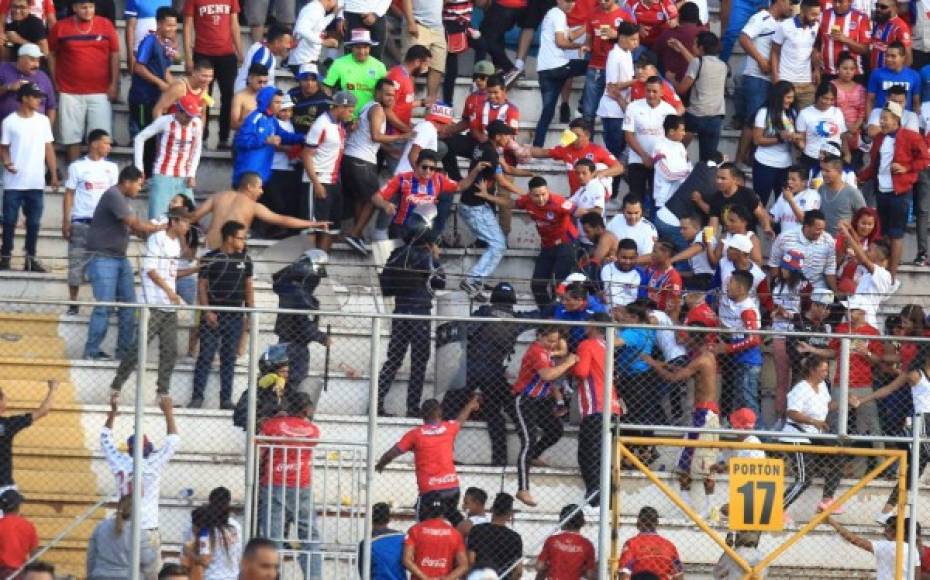 La policía en el estadio Nacional intervinó en los disturbios.