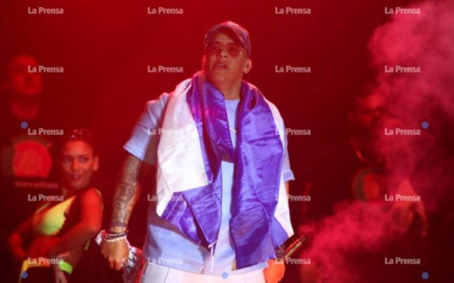 Yankee cantó uno de sus éxitos portando la bandera de Honduras sobre su cuerpo.