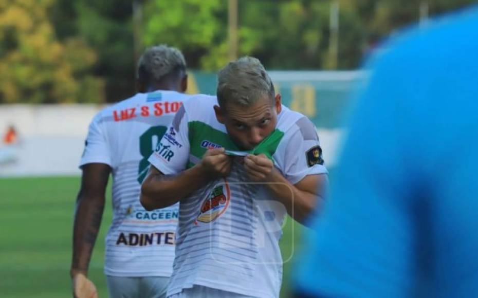Ilce Barahona se besó el escudo del Platense después de su golazo de tiro libre que abrió el marcador 1-0 contra el Marathón.