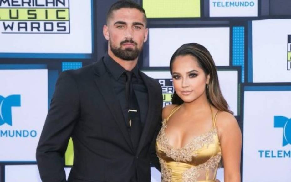 Con motivo del cumpleaños de su novio, el jugador Sebastian Lletget, la cantante ha publicado en su cuenta de Instagram una fotografía posando con él en la playa, que deja claro que son una de las parejas más atractivas de la industria musical.