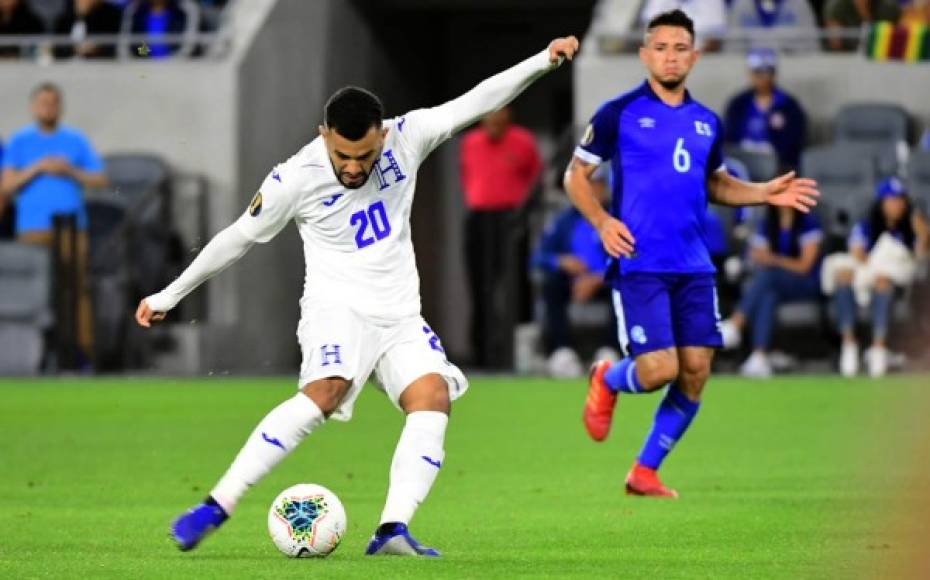 Jorge Álvarez rompió el cerrojo salvadoreño con este derechazo para marcar un golazo y el 1-0 de Honduras.