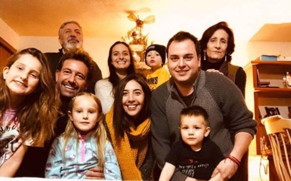 Los sospechoso es que la pareja no ha anunciado el gran paso en su relación, ni siquiera a sus hijas con Geraldine Bazán. 'Si les preguntan de eso, por el momento lo van a negar, e Irina no va a portar el anillo, para que Gabriel pueda hablar bien con sus hijas. Además, están guardando la exclusiva para dar la noticia.', dijo el informante.