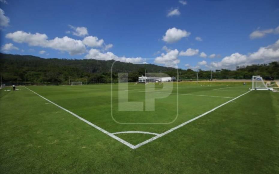 El césped de la sede del Olimpia es de lo mejor. Aquí entrenará la selección hondureña.