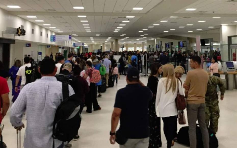 Los turistas y viajeros estadounidenses enfrentan largas filas y caos en los aeropuertos de EEUU tras el cierre parcial de la Administración que persiste por la insistencia del presidente Donald Trump en que el Congreso apruebe una millonaria financiación para el muro en la frontera con México.