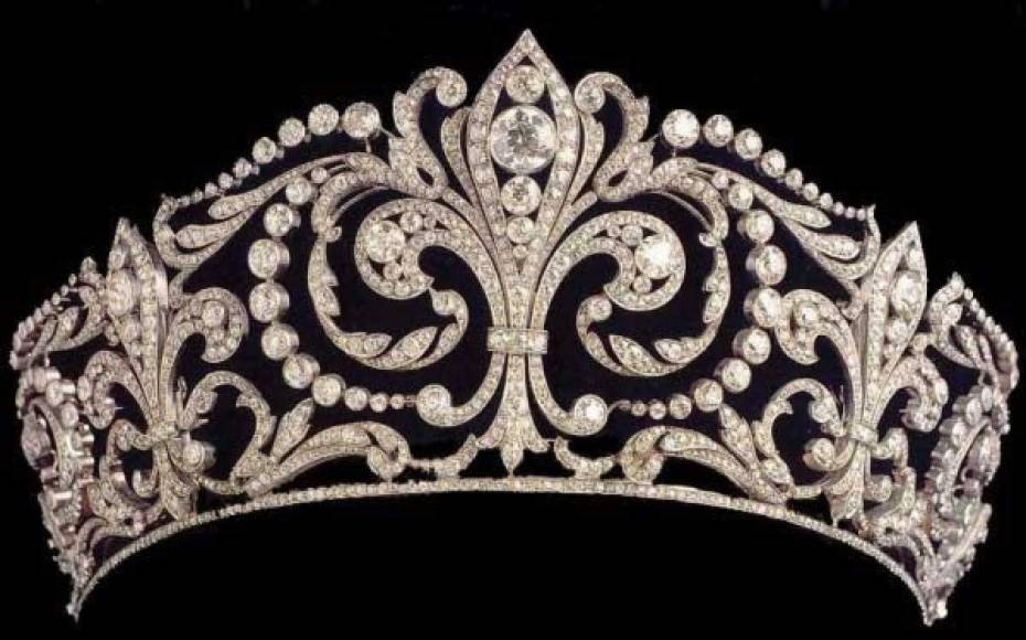 La Diadema de la Flor de Lis, que fuera el regalo de Alfonso XII a su prometida la princesa Victoria Eugenia de Battemberg, está reservado para el uso exclusivo de las reinas de España en ocasiones excepcionales.
