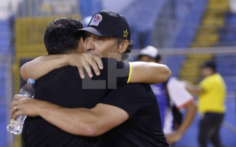 El entrenador argentino Pedro Troglio le dio un cordial abrazo al uruguayo Santiago Gadea, preparador físico del Real España.