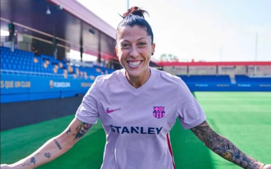 Fruto del compromiso del club con el deporte femenino, además, el Barça ha querido grabar en las franjas laterales, una azul y otra grana, una adaptación de la frase del himno, cambiando un poco la letra 'Tots units fem força' ('Todos unidos hacemos fuerza'), que para esta ocasión se ha declinado también en femenino; 'Totes unides fem força' ('Todas unidas hacemos fuerza').