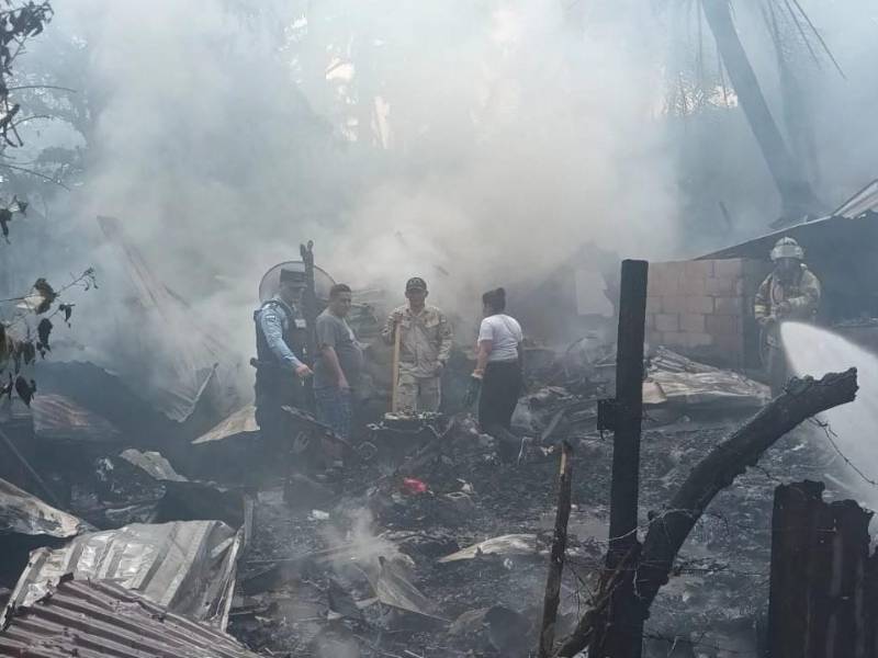 Escena trágica del incendio que dejó a un adulto y dos niños fallecidos en La Ceiba.