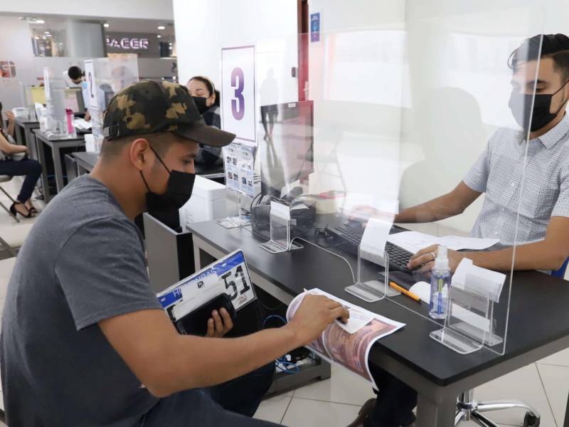 Foto de archivo de un ciudadano que realizar trámites en el Instituto de la Propiedad (IP) en San Pedro Sula.