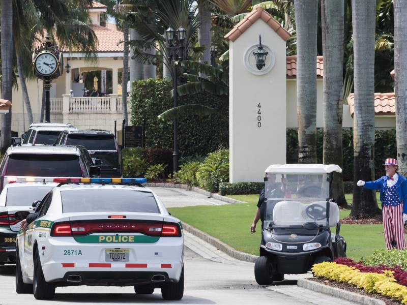 El expresidente Donald Trump, favorito según encuestas para la nominación del Partido Republicano en las elecciones generales de 2024, arribó ayer a Miami, donde este martes le leerán los 37 cargos de los que se le acusa por mal manejo de documentos clasificados.