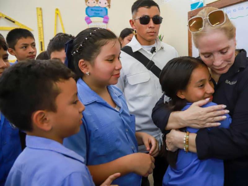 Entrega de libros fortalece educación en Santa Lucía, Intibucá.