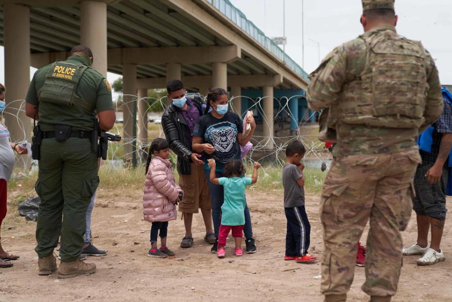 Human Rights Watch urge fin a una “abusiva” política migratoria de Texas