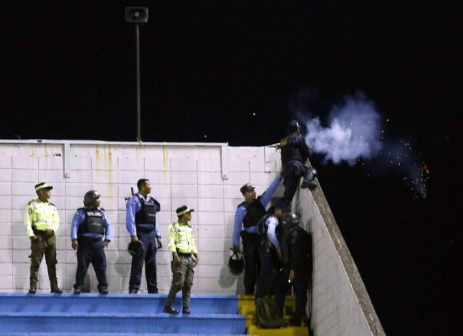 La Policía lanzó gas lacrimógeno desde las gradas.