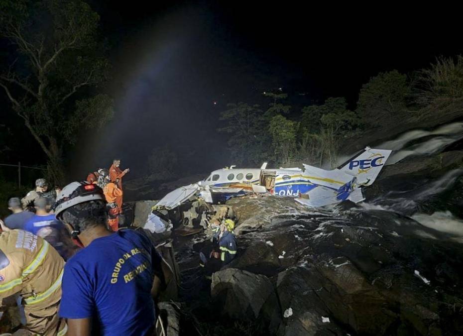 Las autoridades dijeron que el avión impactó una torre eléctrica cerca del aeropuerto de la ciudad, pero no está claro si eso causó el accidente o el avión ya venía cayendo.