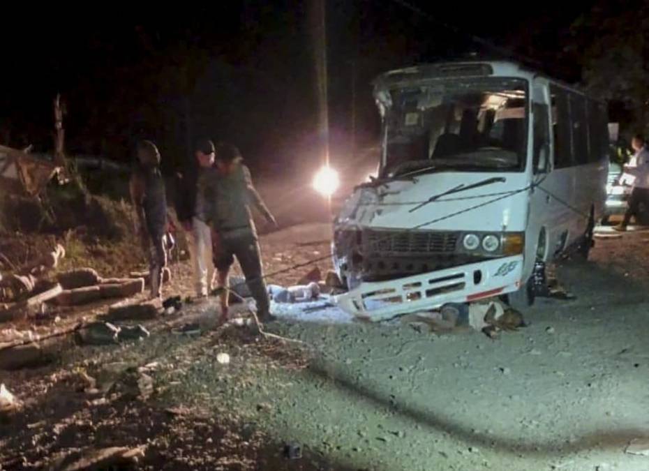 Las imágenes del aparatoso accidente que dejó 39 muertos al caer autobús con migrantes en precipicio