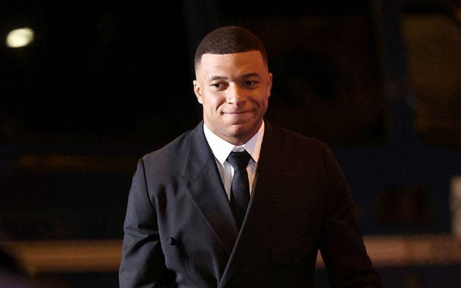 “Su madre, sus abogados, su gente cercana y el propio Mbappé únicamente tienen conversaciones de negocios con el Real Madrid para llegar en el verano. El contrato formal aún no está firmado, me dicen que son detalles los que faltan por arreglarse, pero son pequeñeces. El trato está muy avanzado y se firmará, informa Fabrizio Romano.