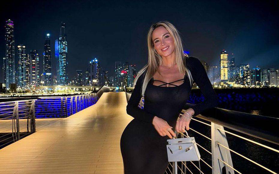 La periodista indicó que la miraban de mala manera en el club nocturno y se vio obligada a salir del establecimiento.