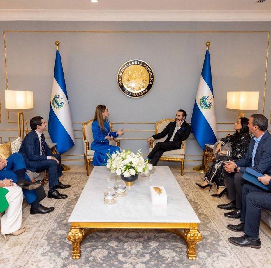 Al igual que Anne, la actual monarca del certamen, R’Bonney Nola Gabriel la Miss Universo 2022, también visitó El Salvador para conocer sus distintos lugares turísticos y sostener una reunión con el presidente Bukele.