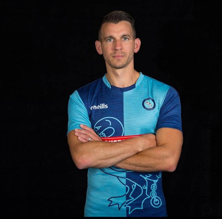 Muchos futbolistas lamentan su retiro del fútbol profesional, pero en el caso de Matt Bloomfield fue a causa de un pelotazo que le comienza a dar serios problemas mentales. 