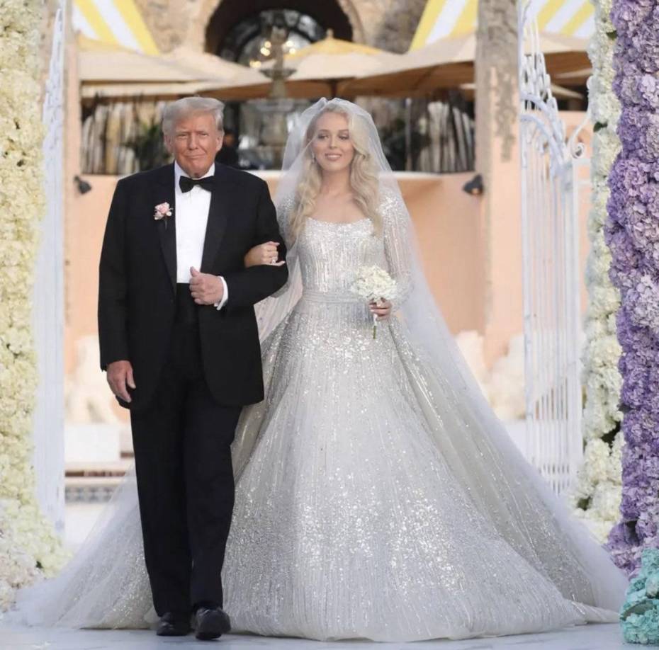 Tiffany, de 27 años de edad, lució radiante con un vestido del del diseñador libanés Elie Saab, el mismo que escogieron su madre e Ivanka Trump para el evento. 