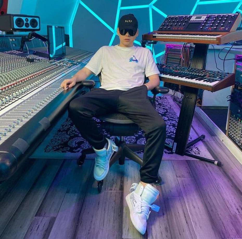 El productor musical Bizarrap tiene más de 40 millones de oyentes mensuales en Spotify, una cifra con la que se ha coronado como el artista argentino más escuchado de la plataforma de streaming en 2020 y 2021, y todas sus ‘music session’, que así se denominan las colaboraciones que hace con otros artistas, superan como mínimo las 10 millones de reproducciones, y algunas incluso superan las 400 millones. 