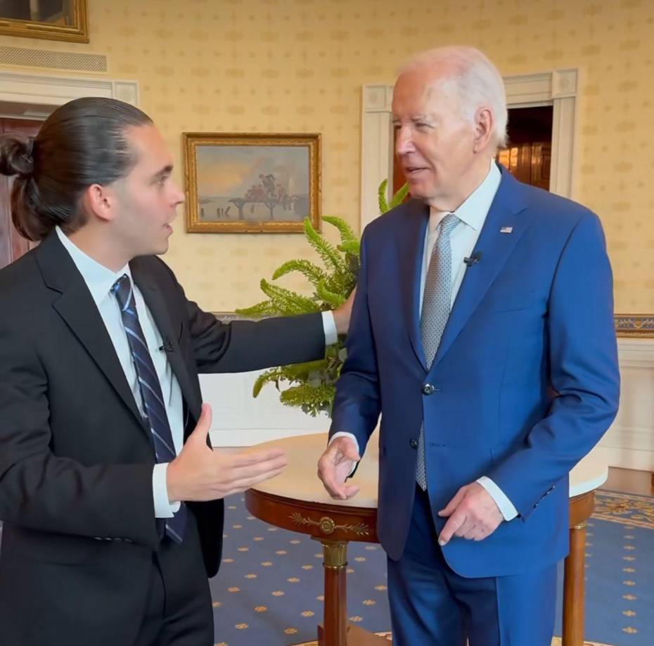 Carlos Eduardo Espina, de 25 años, de nacionalidad uruguayo-estadounidense, recientemente fue invitado por la Casa Blanca para el anuncio de dos medidas que beneficiará a miles de migrantes radicados en los Estados Unidos.