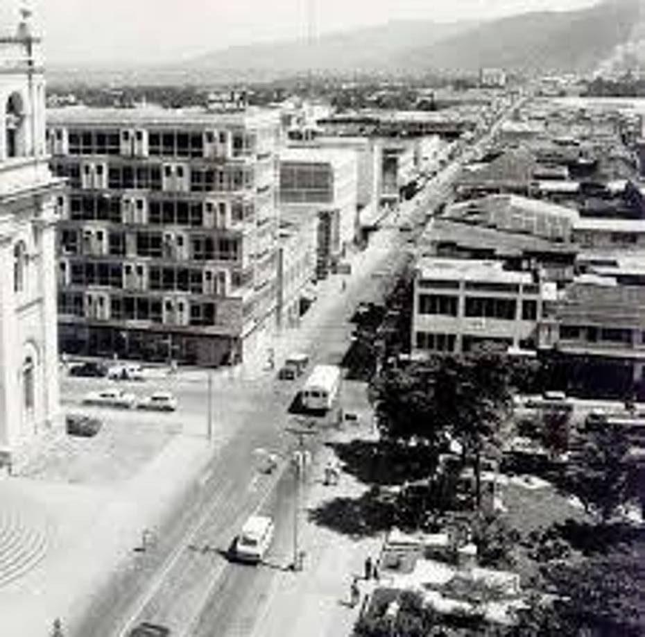 La tercera avenida lucía así entre los años 70’s e inicios de los 80’s. La foto fue tomada desde el banco Atlántida. Foto: de San Pedro Sula del ayer.