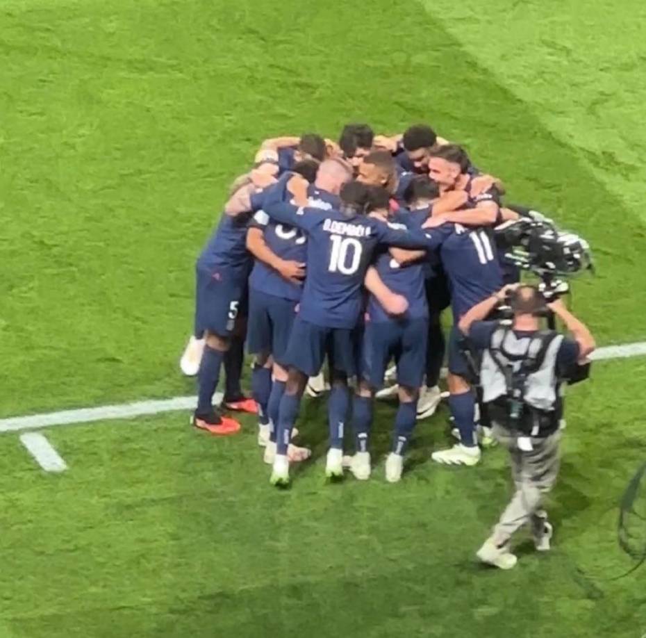 Mbappé en el centro y todos sus compañeros celebrando en el triunfo ante el Lens. ¿Sabe a despedida?