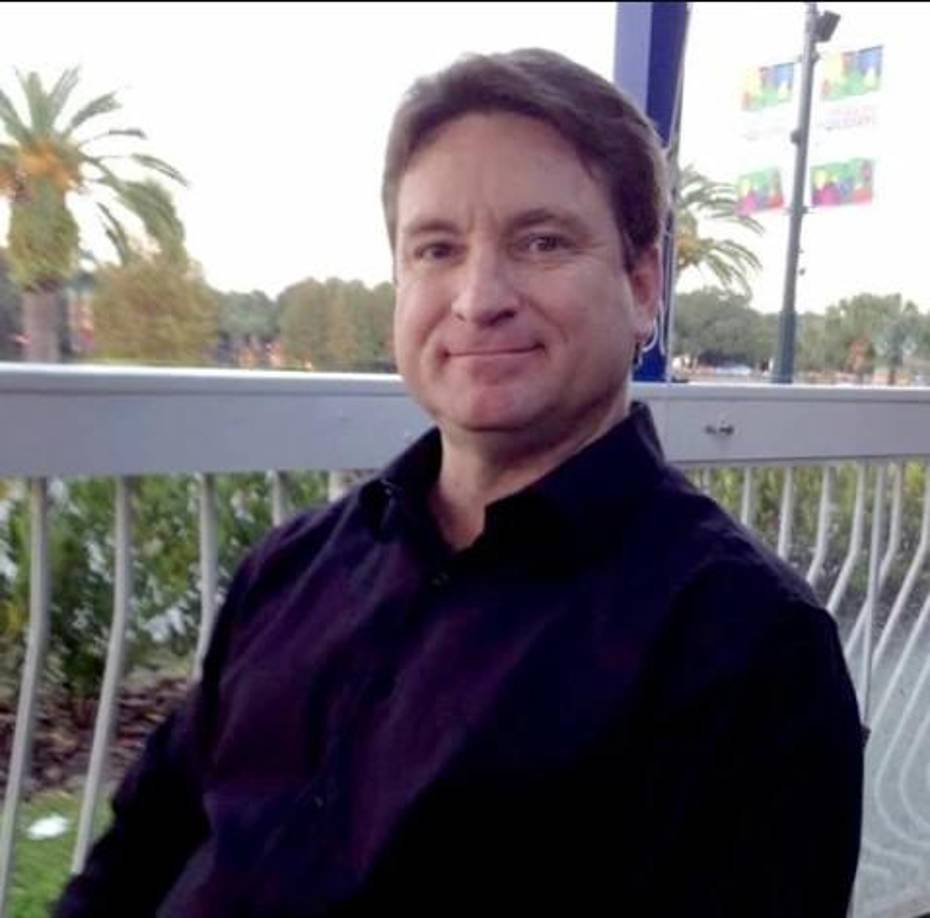 El vehículo de Cooke fue hallado a poca distancia; en su interior había trapos y toallas ensangrentadas, una bolsa similar a la que llevaba la víctima, y una tarjeta con el nombre de Solis.