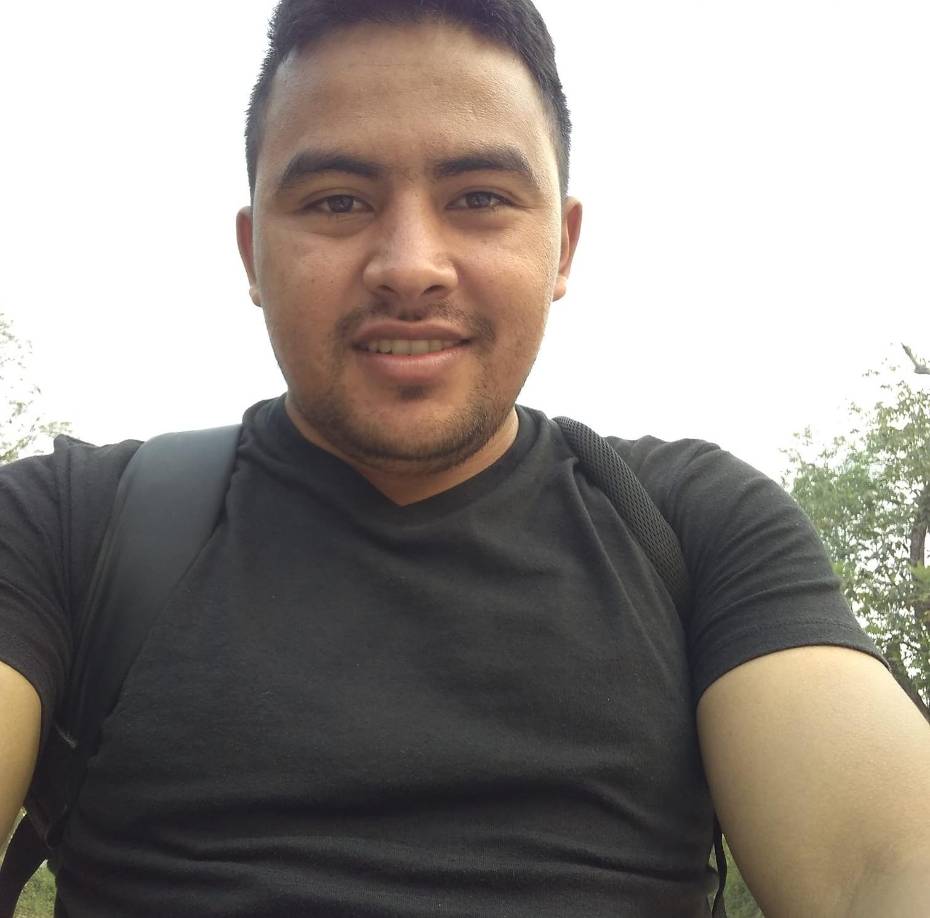 Luis Alfredo Chicas Nataren fue rescatado por miembros del Cuerpo de Bomberos después de casi 20 dramáticos minutos que permaneció en la parte alta del poste, tras ser bajado fue trasladado de emergencia a un centro hospitalario, pero en camino falleció.