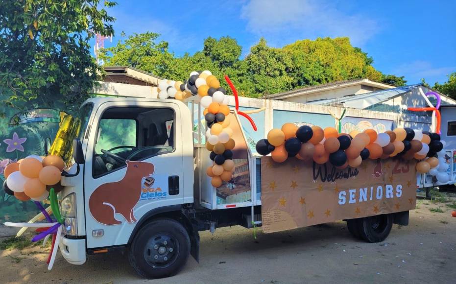 Este camión, en el que se transportaron varios alumnos, fue decorado con globos, frases y dibujos. 