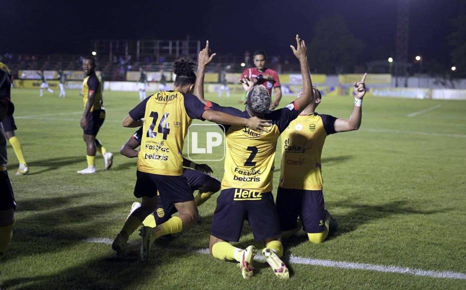 Los jugadores del Real España festejan el gol de Getsel Montes.